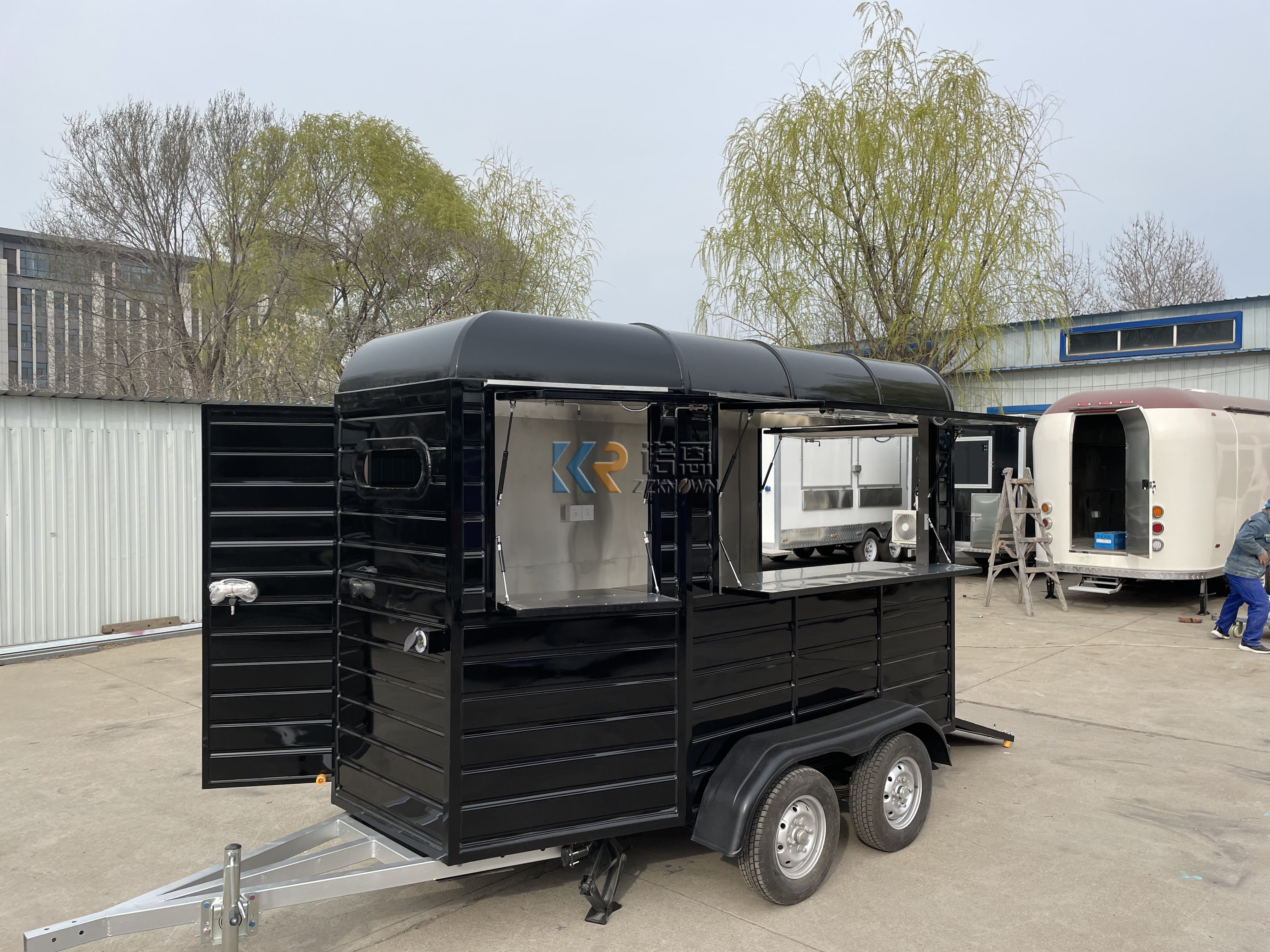 KN-YD-300B Outdoor Food Truck Horsebox Catering Trailer For Sale Food Truck with Full Kitchen